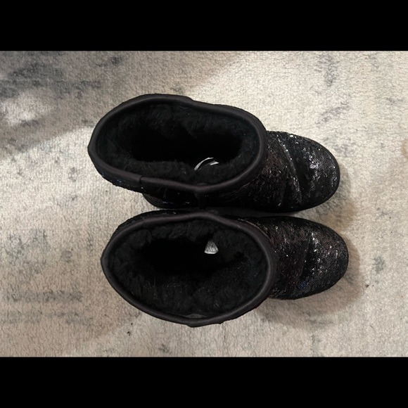 Sequence black UGG boots for girls size 6 perfect condition - Picture 2 of 7